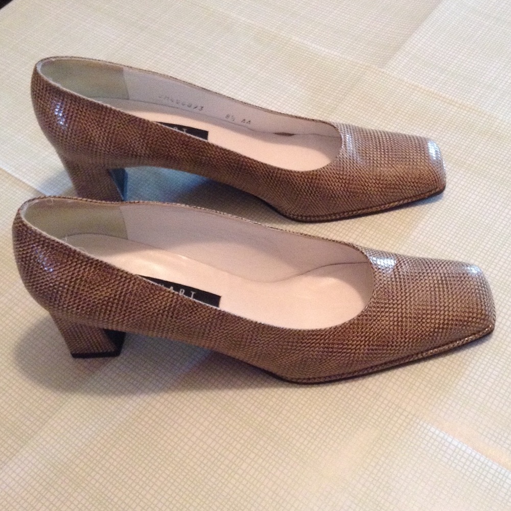 NWOT STUART WEITZMAN beautiful square toe pumps!👠